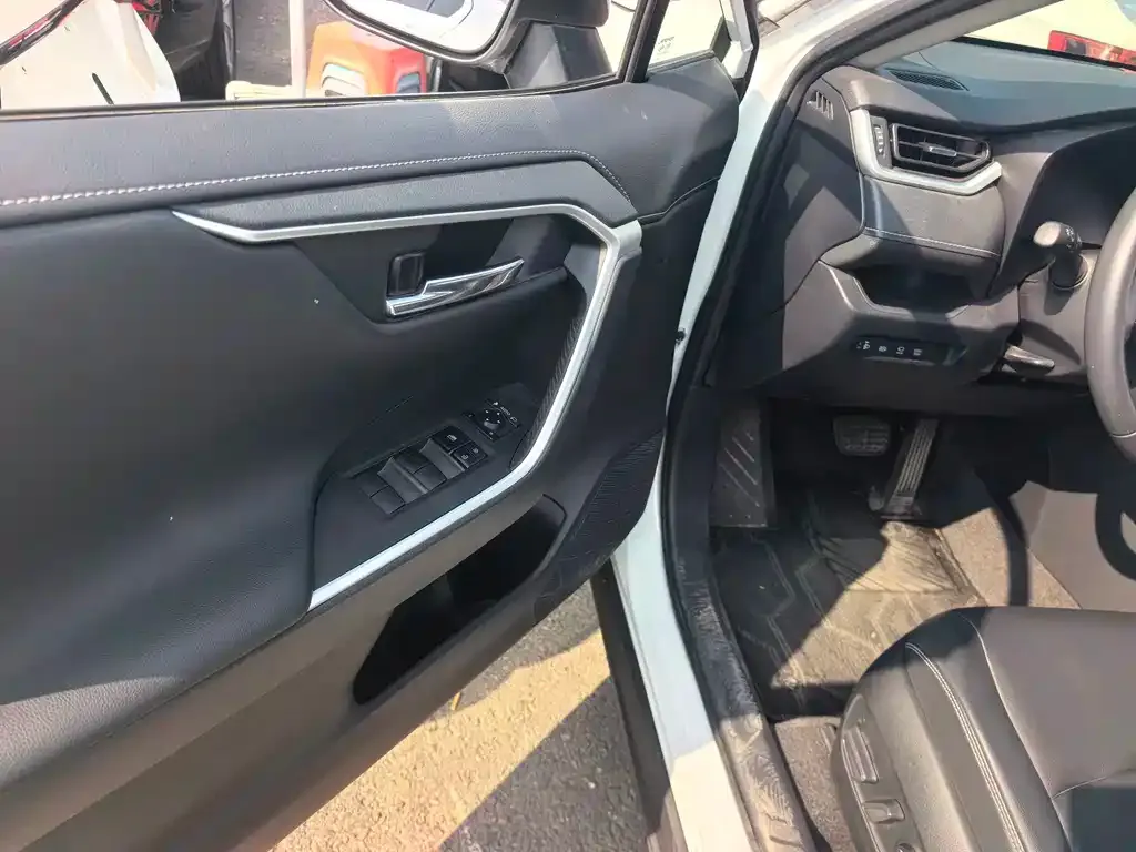 Toyota RAV4 — фото 5
