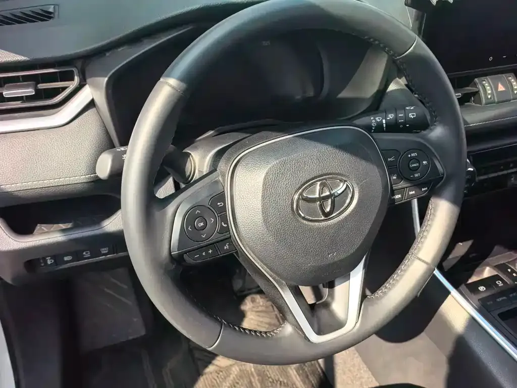 Toyota RAV4 — фото 8