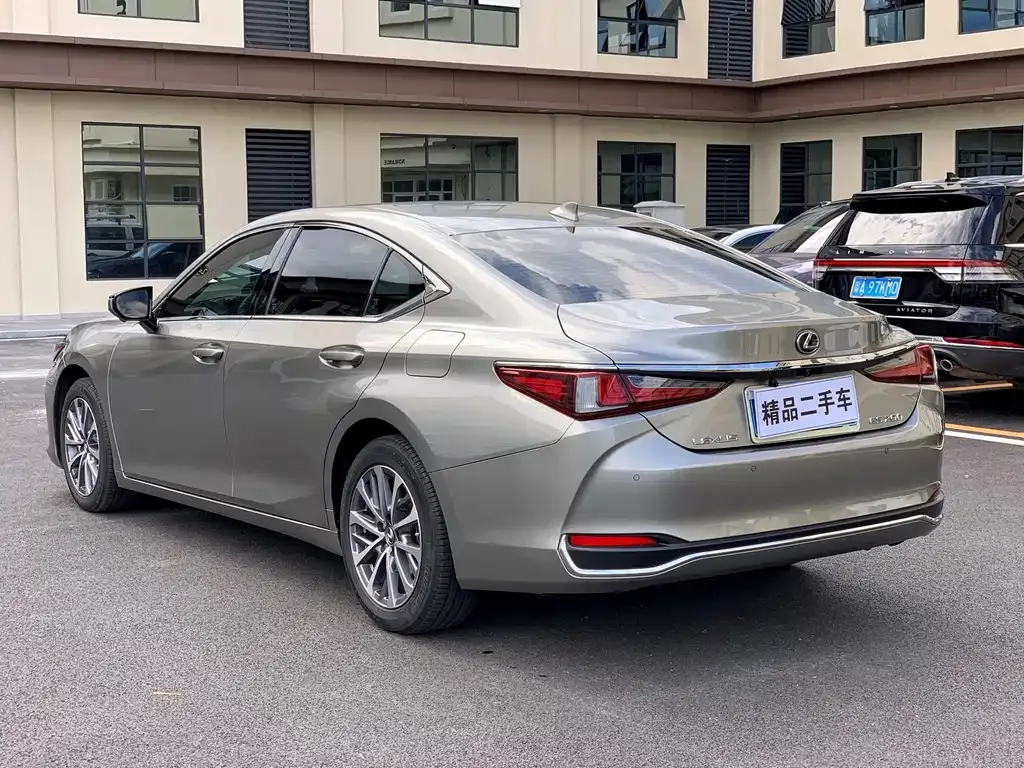 Lexus ES — фото 10