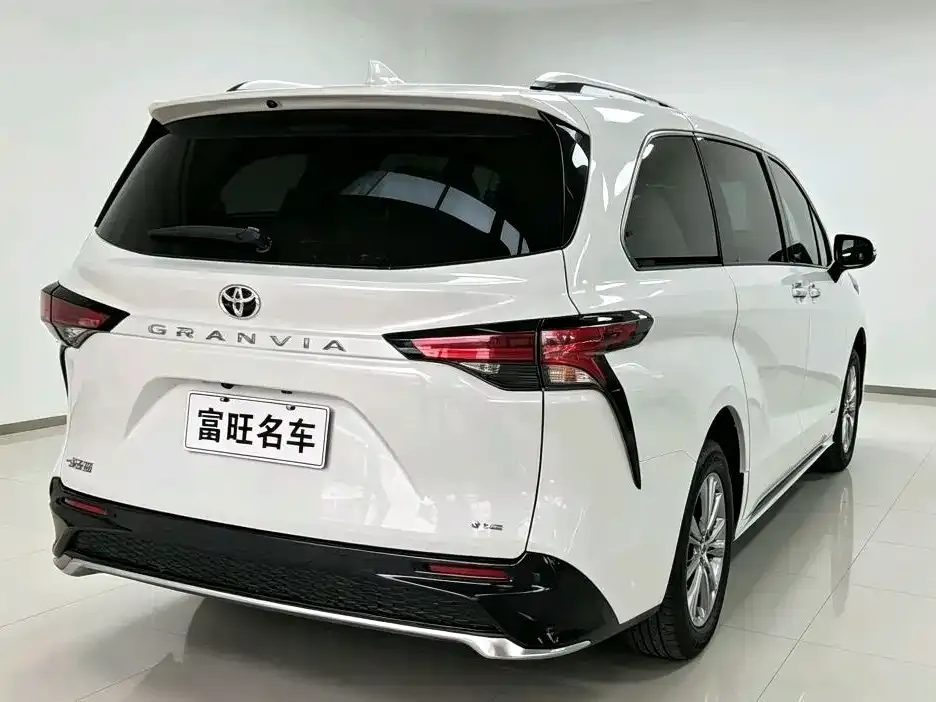 Toyota Granvia — фото 5