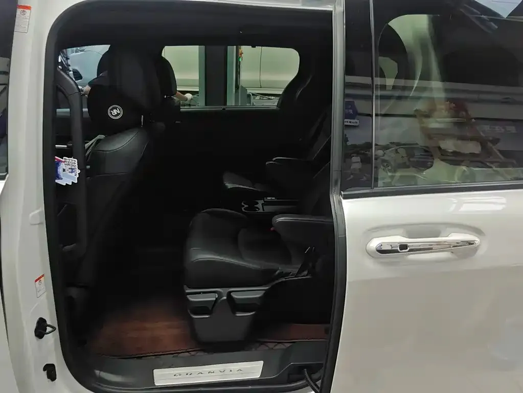 Toyota Granvia — фото 3