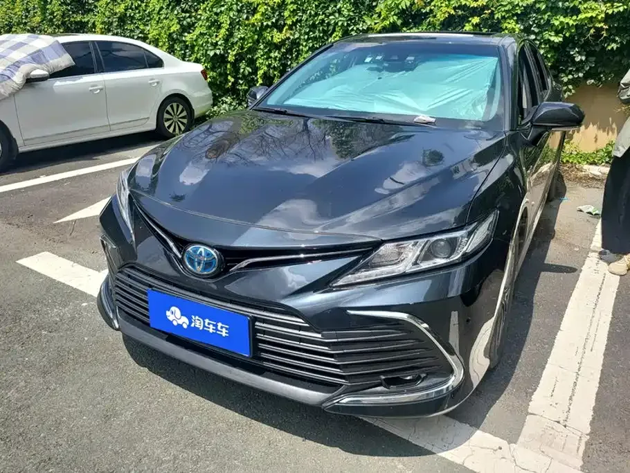 Toyota Camry — фото 1
