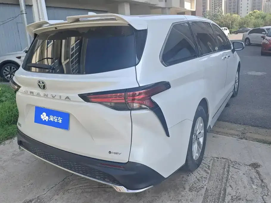 Toyota Granvia — фото 2