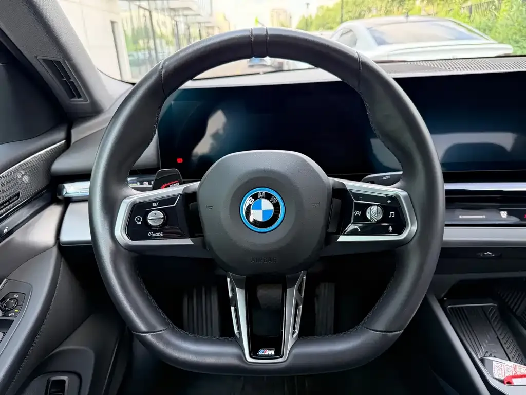 BMW i5 — фото 10