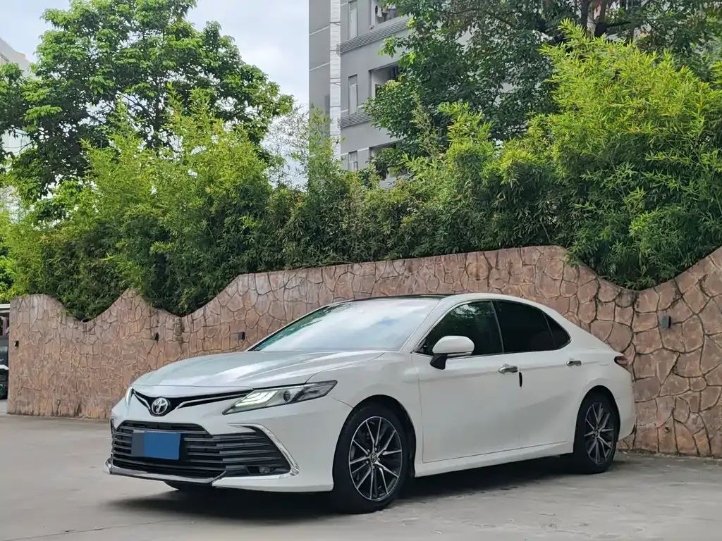 Toyota Camry — фото 1
