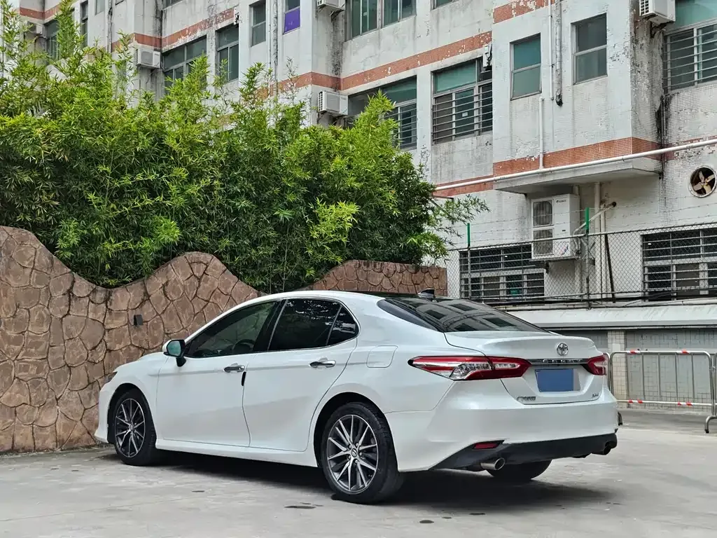Toyota Camry — фото 8