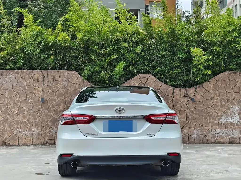 Toyota Camry — фото 4
