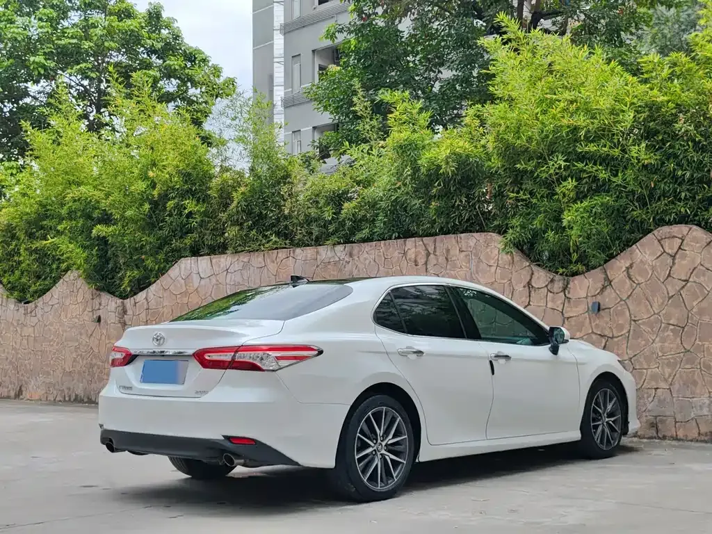 Toyota Camry — фото 9