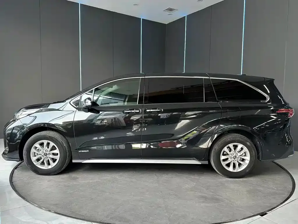 Toyota Granvia — фото 2