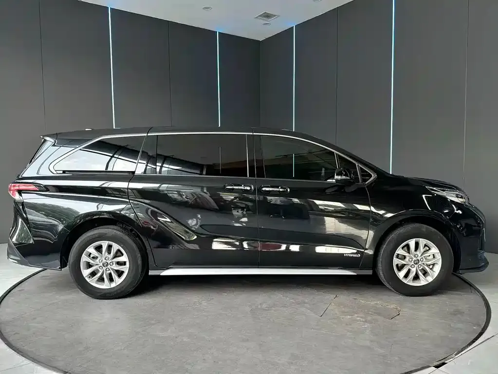 Toyota Granvia — фото 3