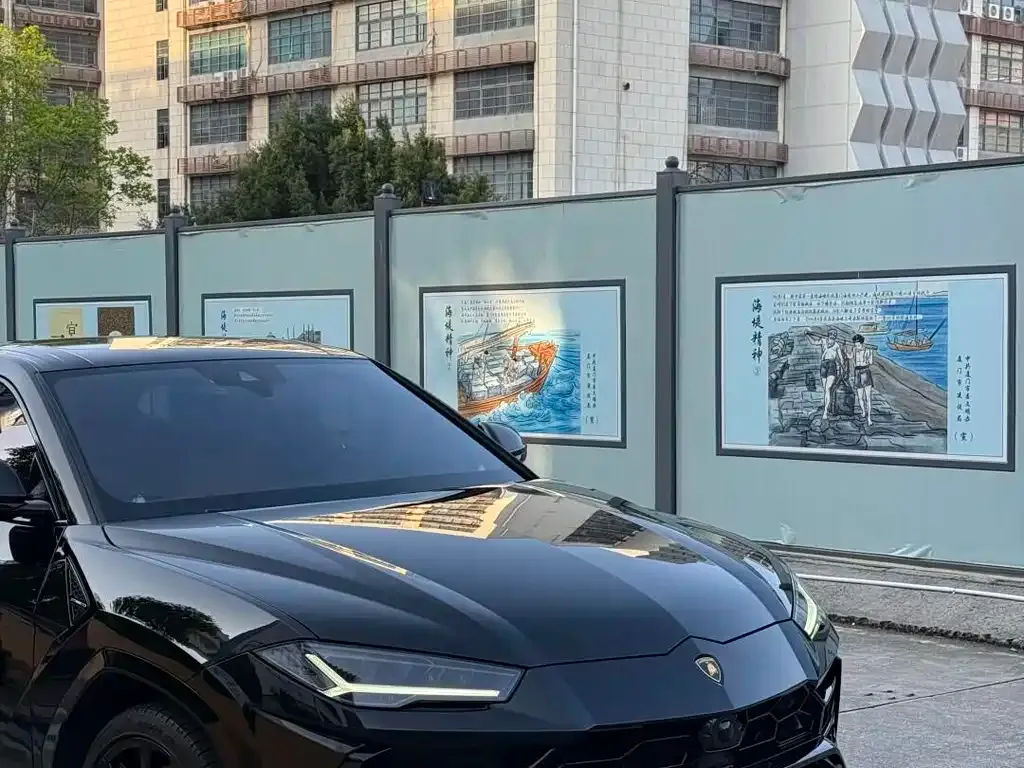 Lamborghini Urus — фото 1