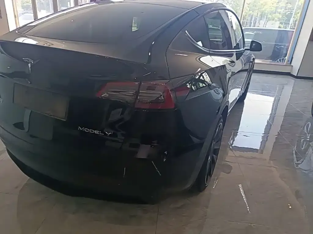 Tesla Model Y — фото 6