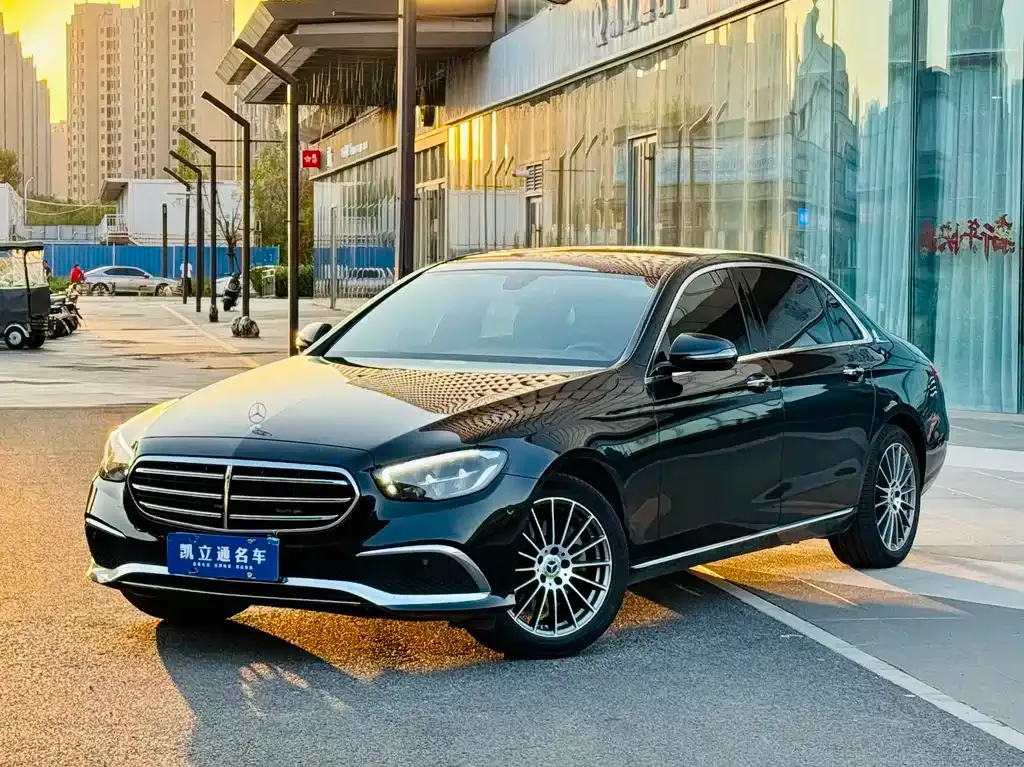 Mercedes-Benz E-Class — фото 1