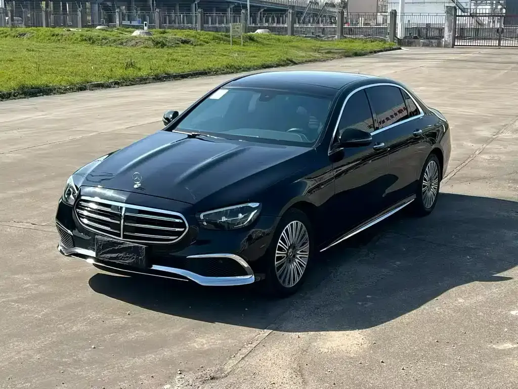 Mercedes-Benz E-Class — фото 1
