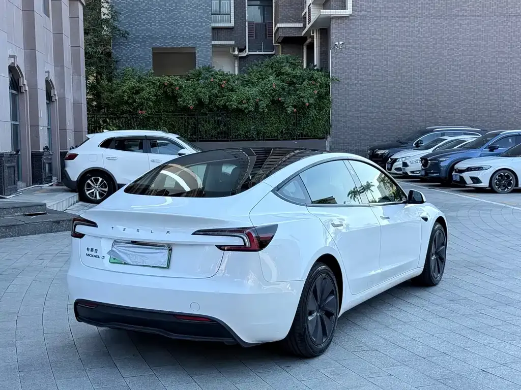 Tesla Model 3 — фото 9