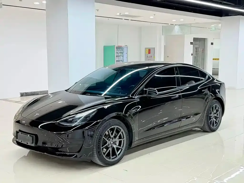 Tesla Model 3 — фото 1