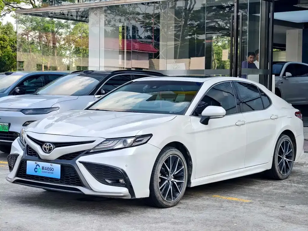 Toyota Camry — фото 1