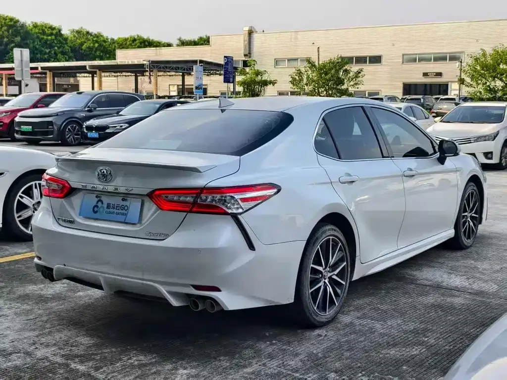 Toyota Camry — фото 6