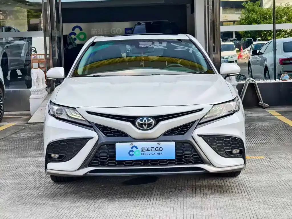 Toyota Camry — фото 5