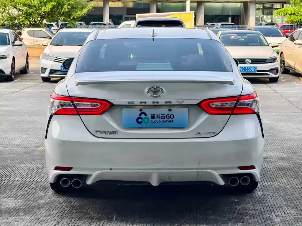 Toyota Camry — фото 10
