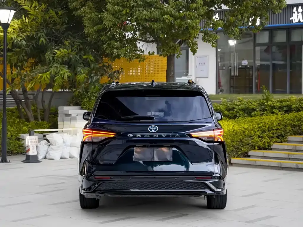 Toyota Granvia — фото 6