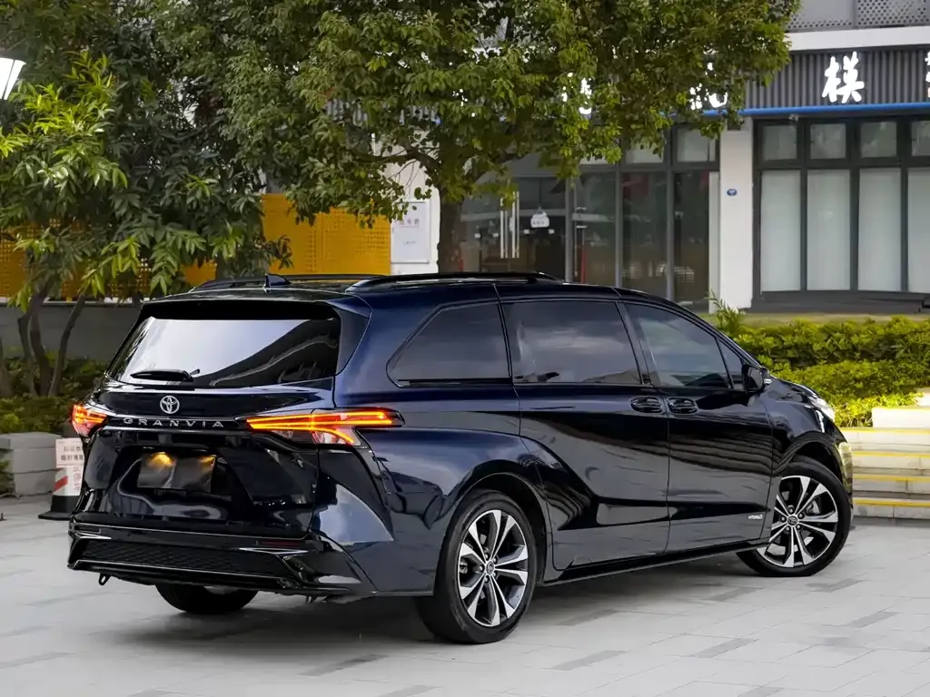 Toyota Granvia — фото 4