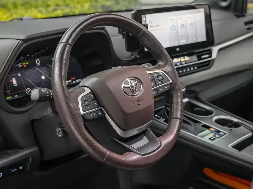Toyota Granvia — фото 2