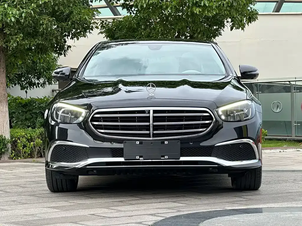 Mercedes-Benz E-Class — фото 1
