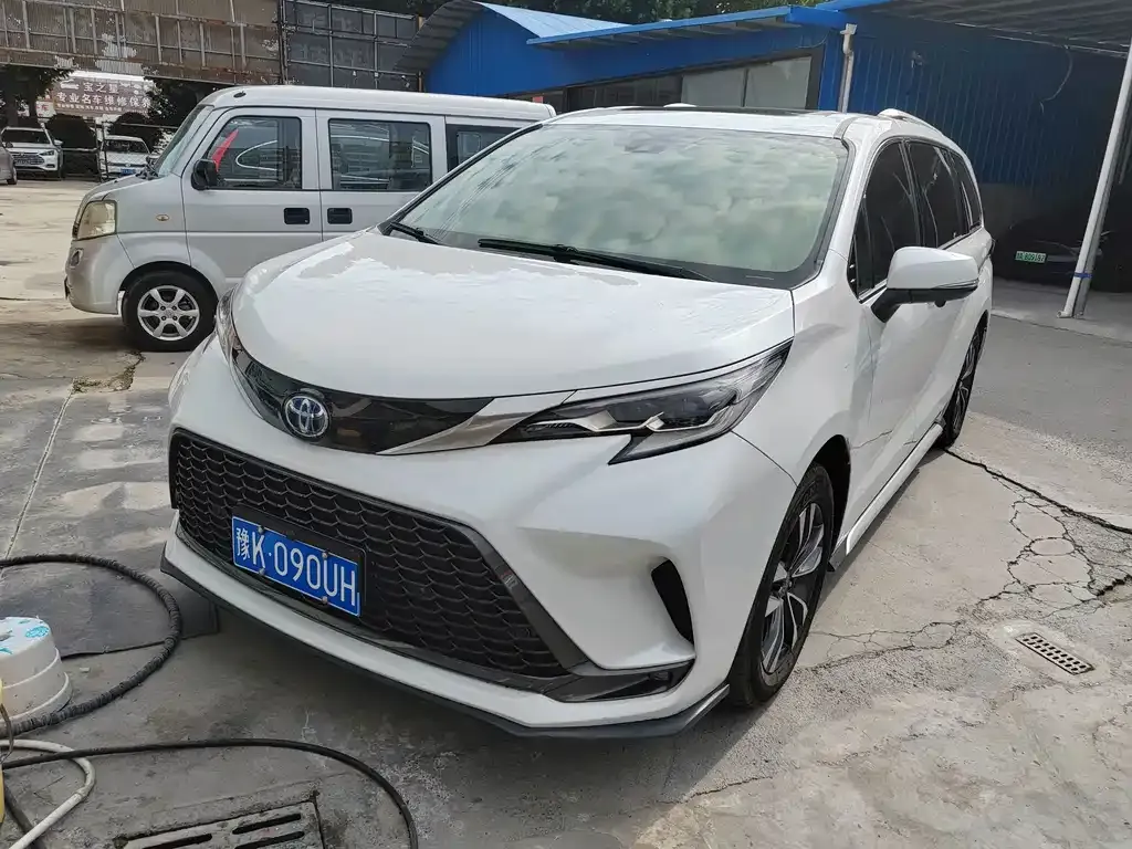 Toyota Granvia — фото 1