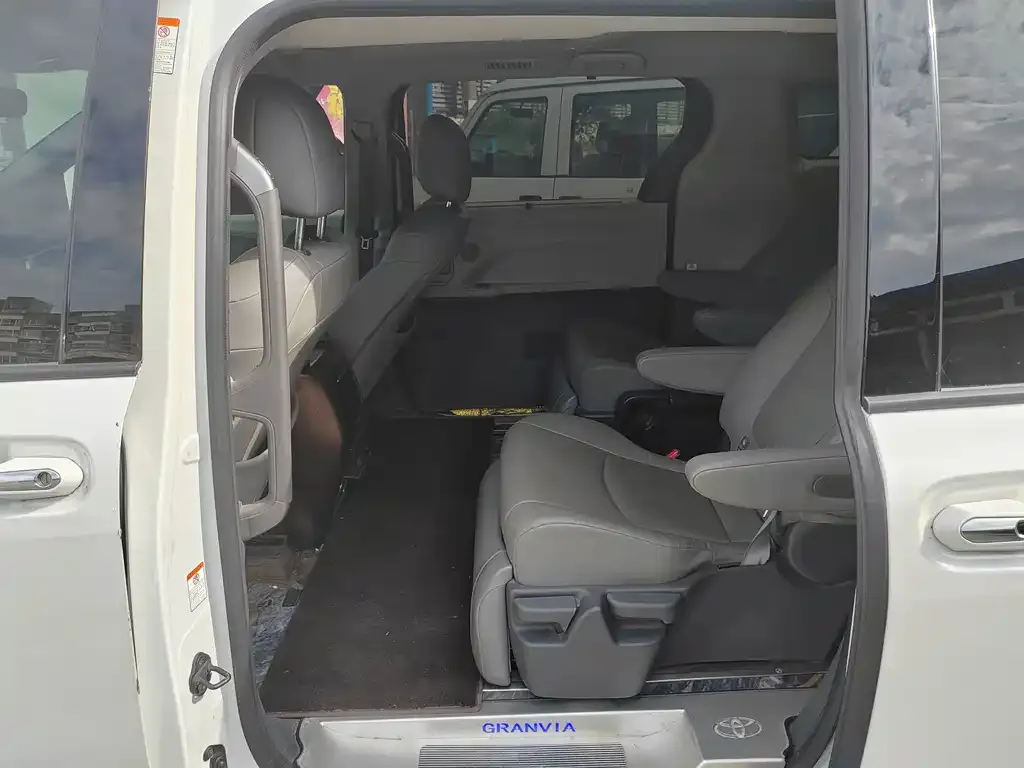 Toyota Granvia — фото 5