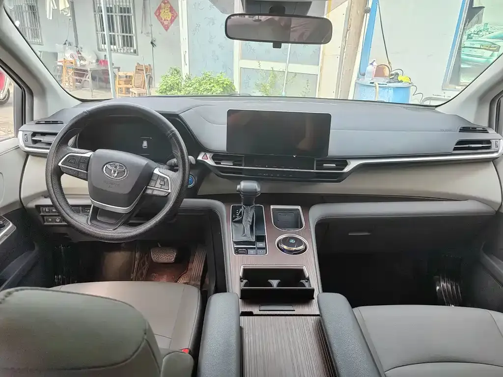 Toyota Granvia — фото 7
