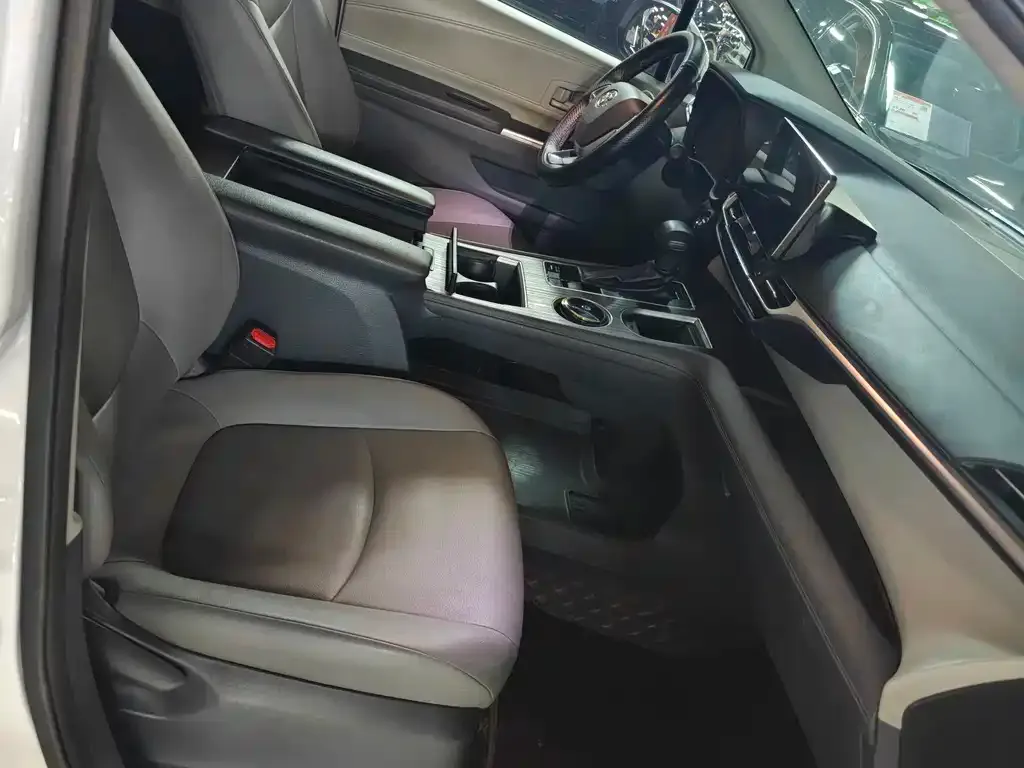 Toyota Granvia — фото 3