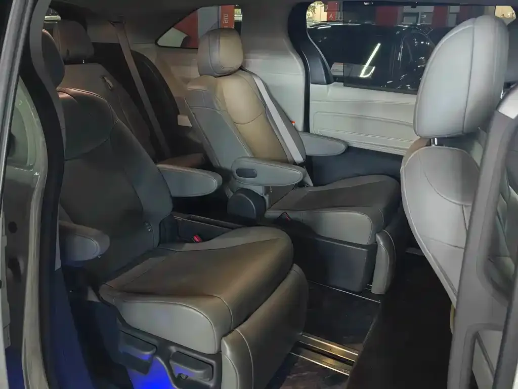Toyota Granvia — фото 4