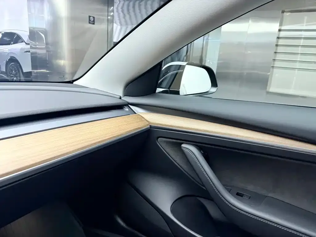 Tesla Model 3 — фото 3