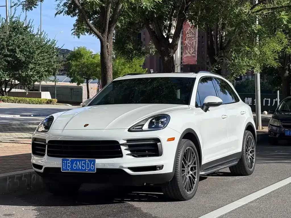 Porsche Cayenne — фото 1
