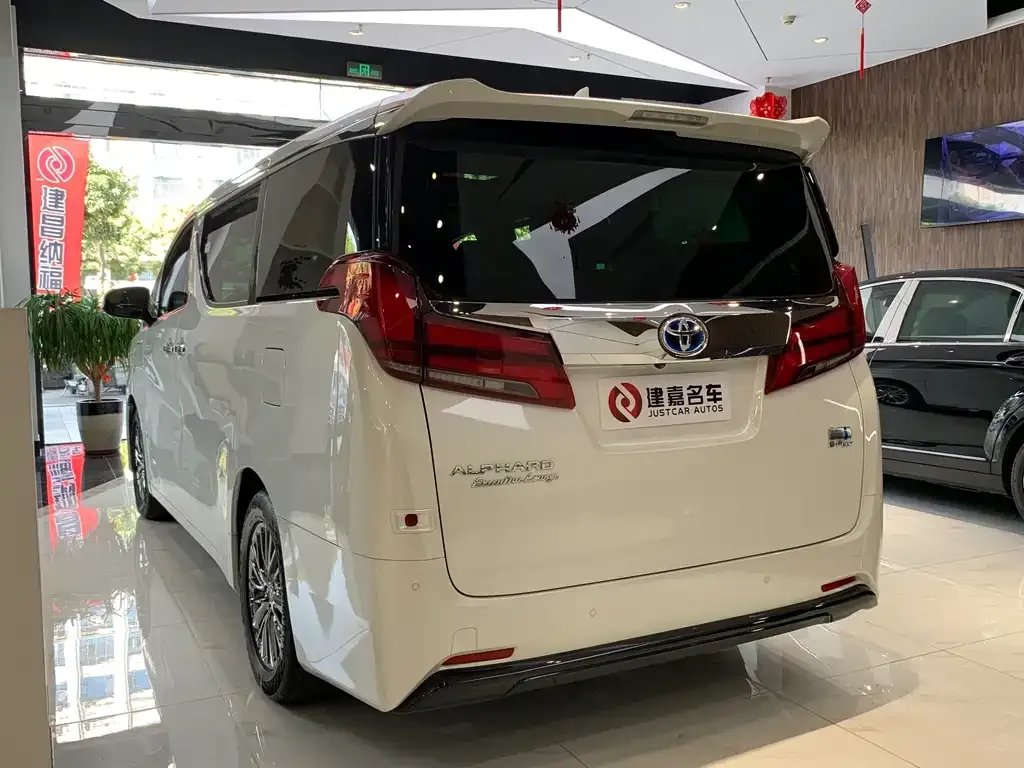 Toyota Alphard — фото 6