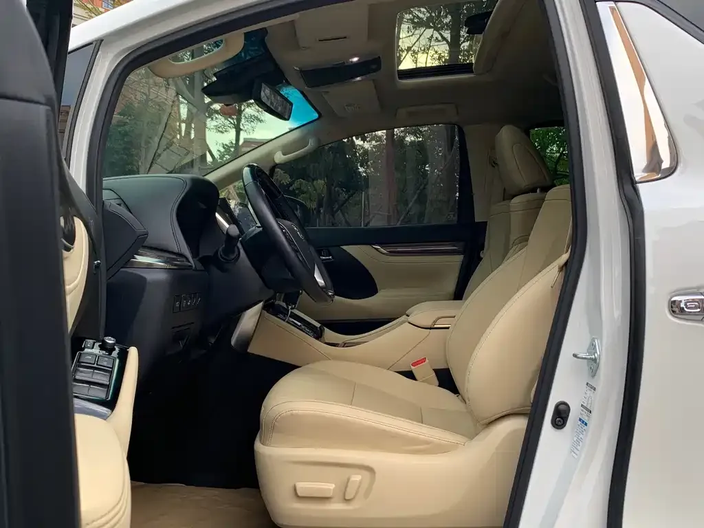 Toyota Alphard — фото 2