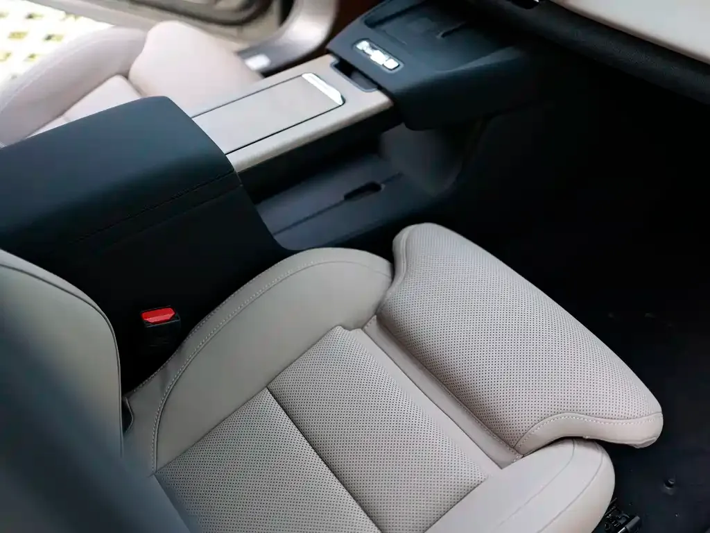 Volvo XC70 Plug-in Hybrid — фото 7