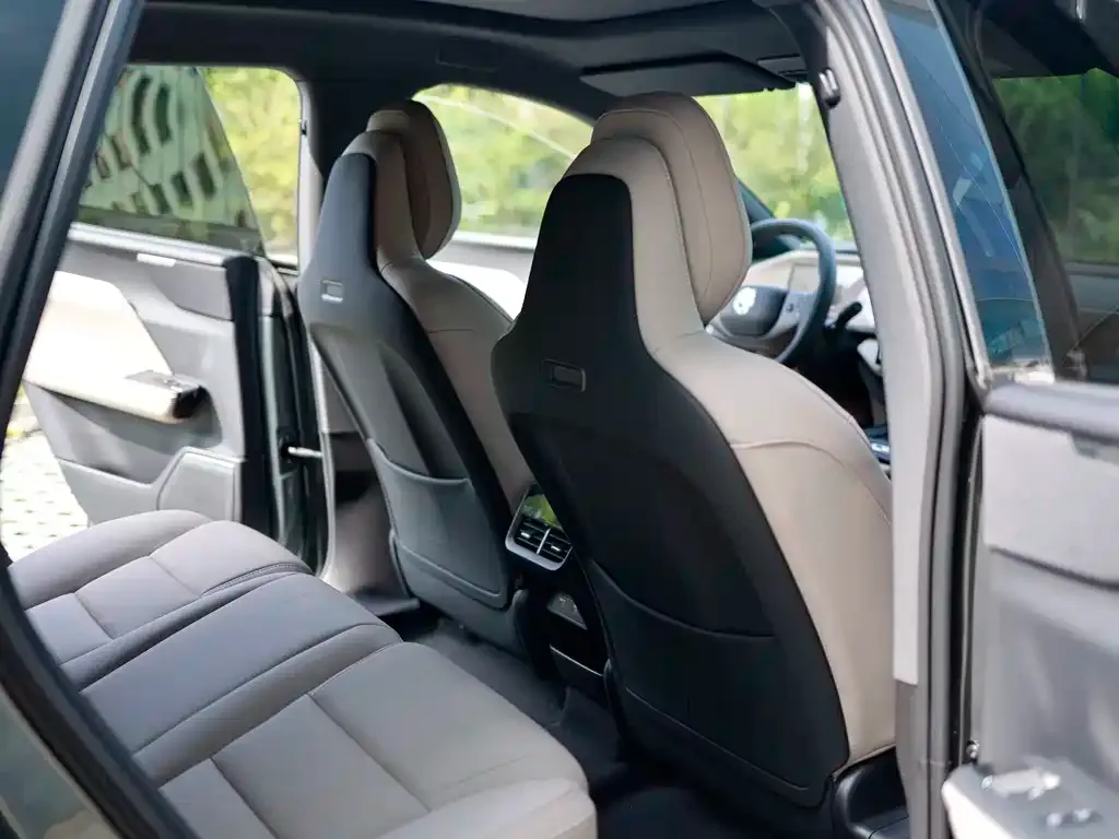 Volvo XC70 Plug-in Hybrid — фото 4