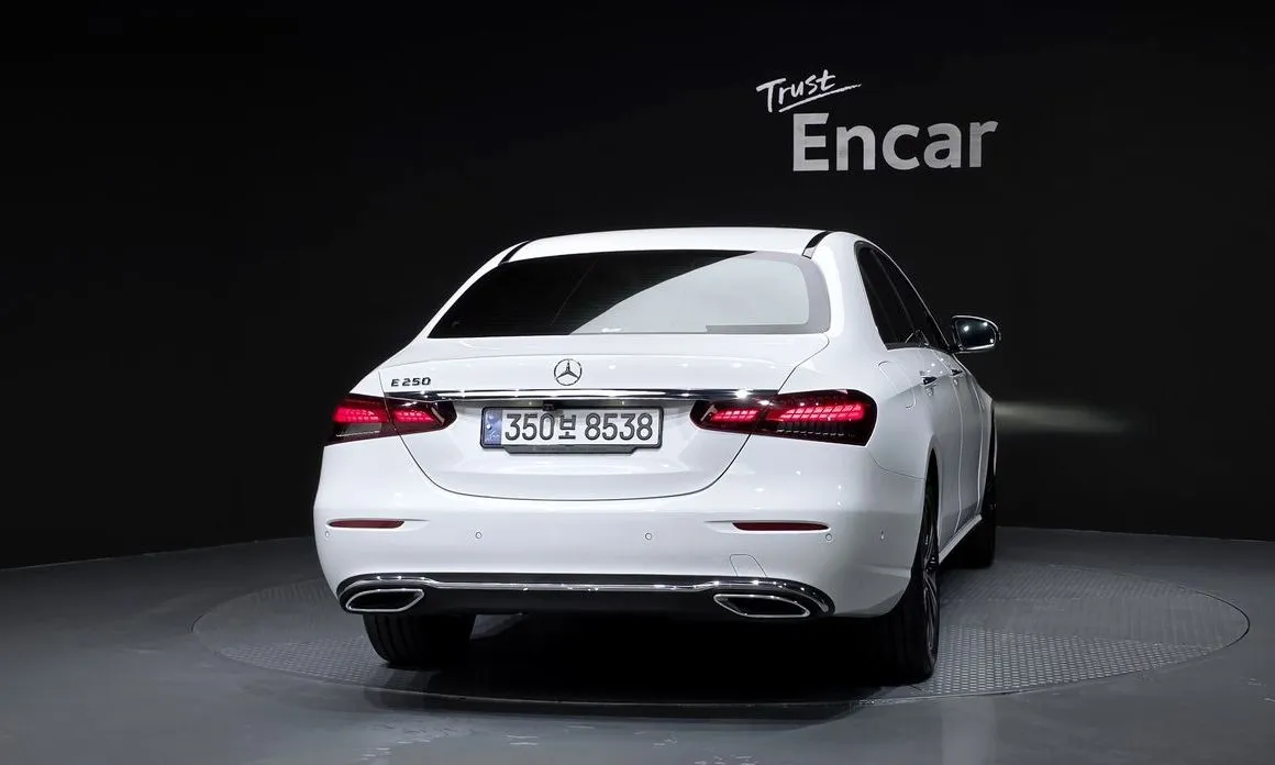 Mercedes-Benz E-Class — фото 2
