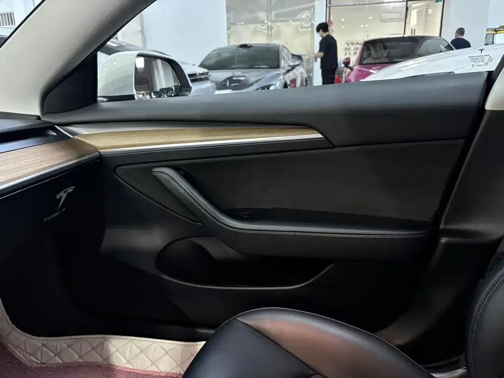 Tesla Model 3 — фото 3
