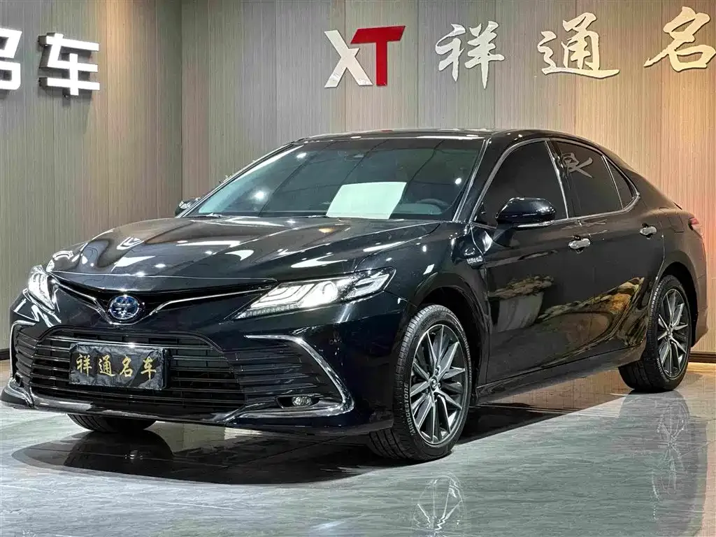 Toyota Camry — фото 1
