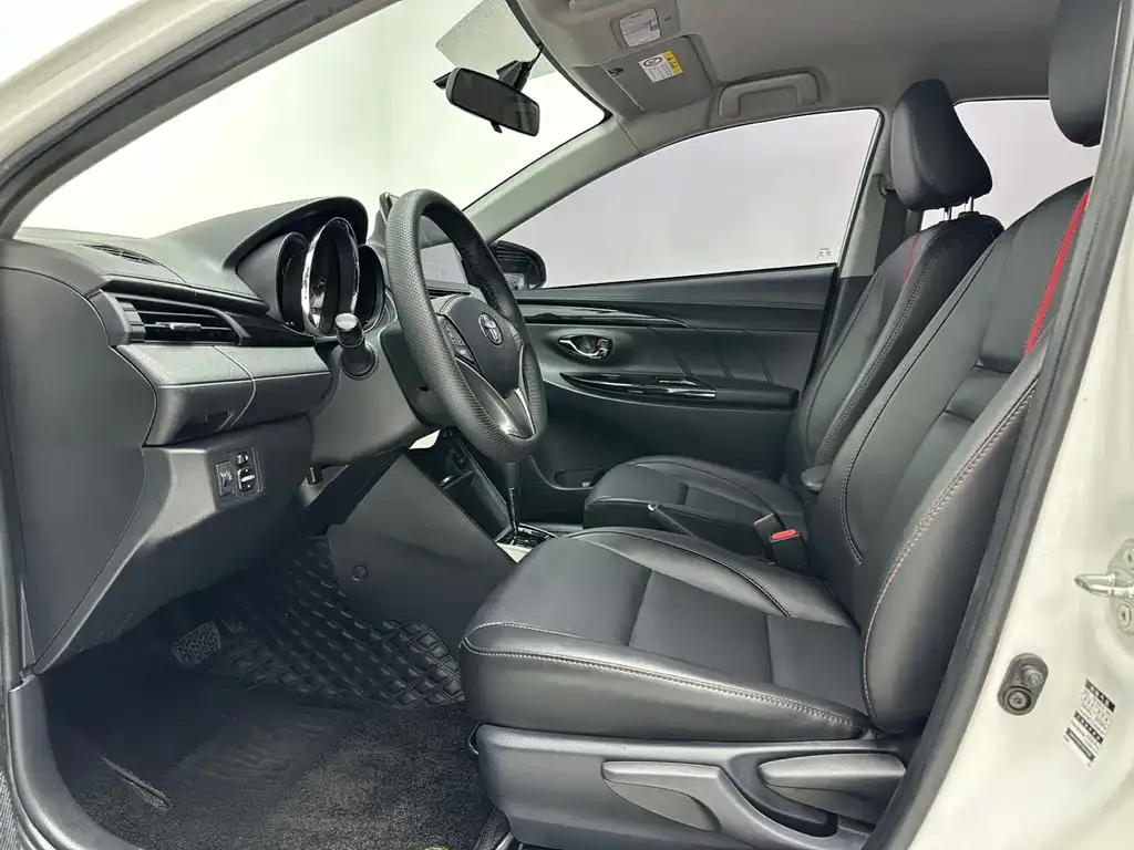 Toyota Yaris L — фото 4