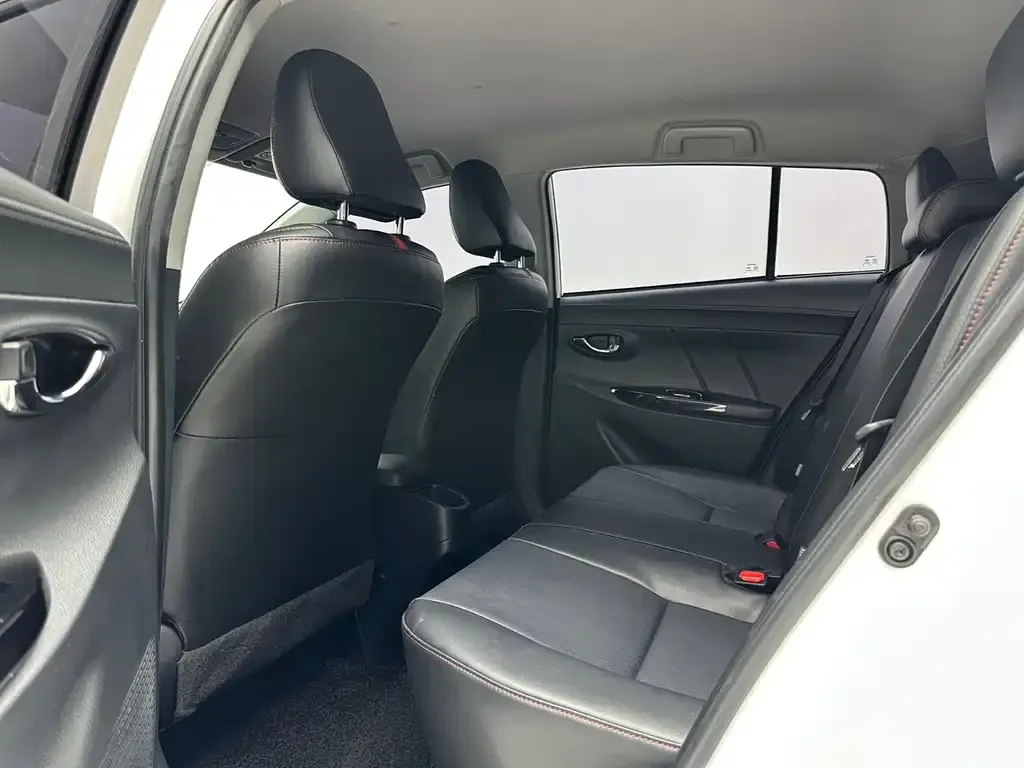 Toyota Yaris L — фото 5