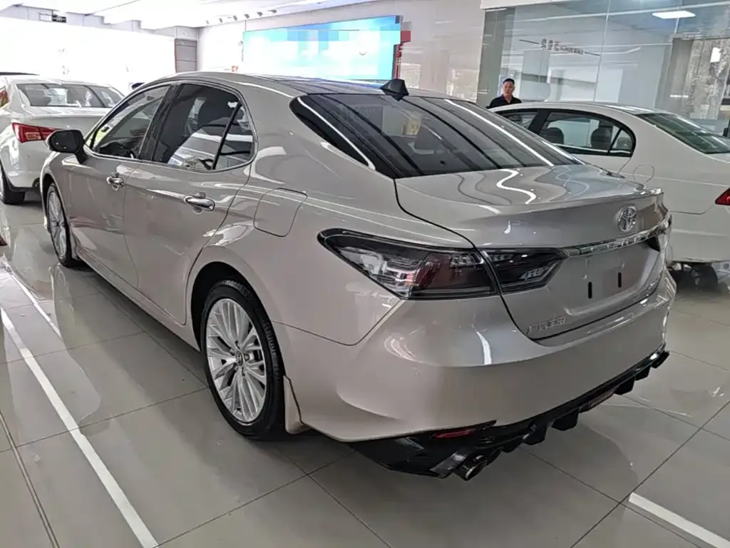 Toyota Camry — фото 2