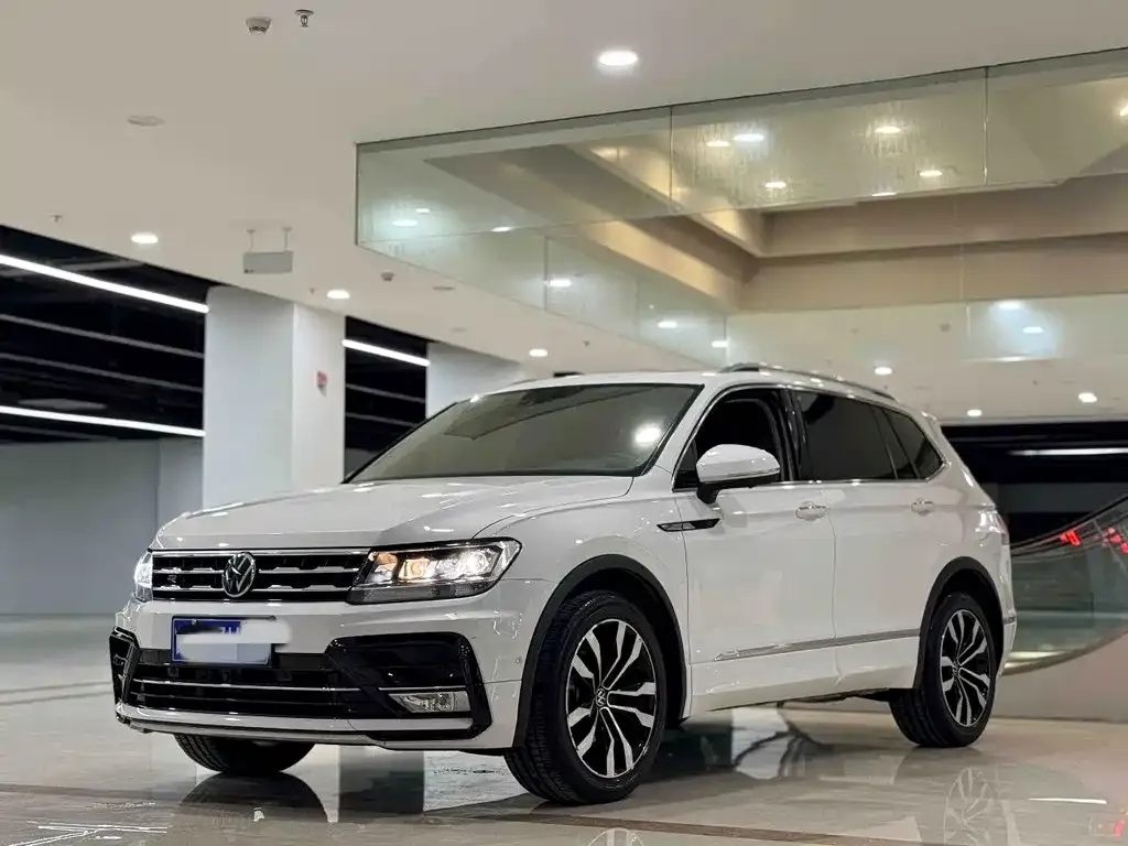 Volkswagen Tiguan L — фото 1
