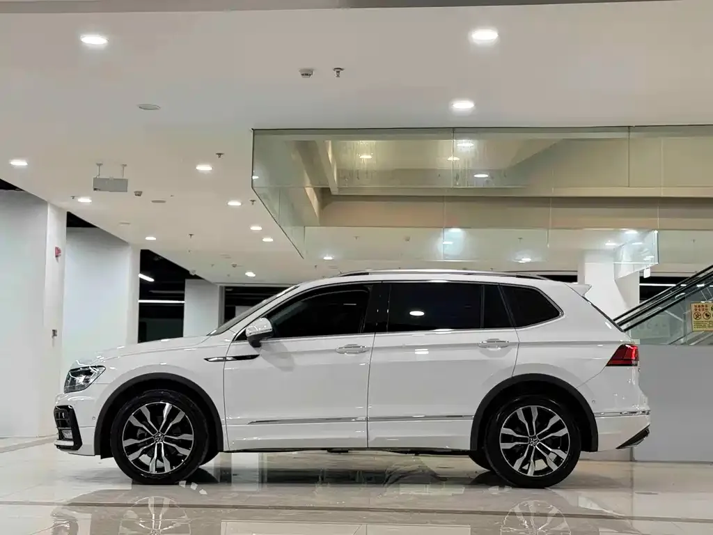 Volkswagen Tiguan L — фото 2