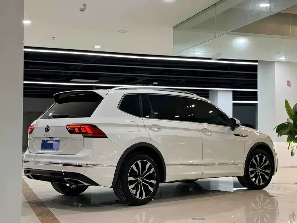 Volkswagen Tiguan L — фото 7