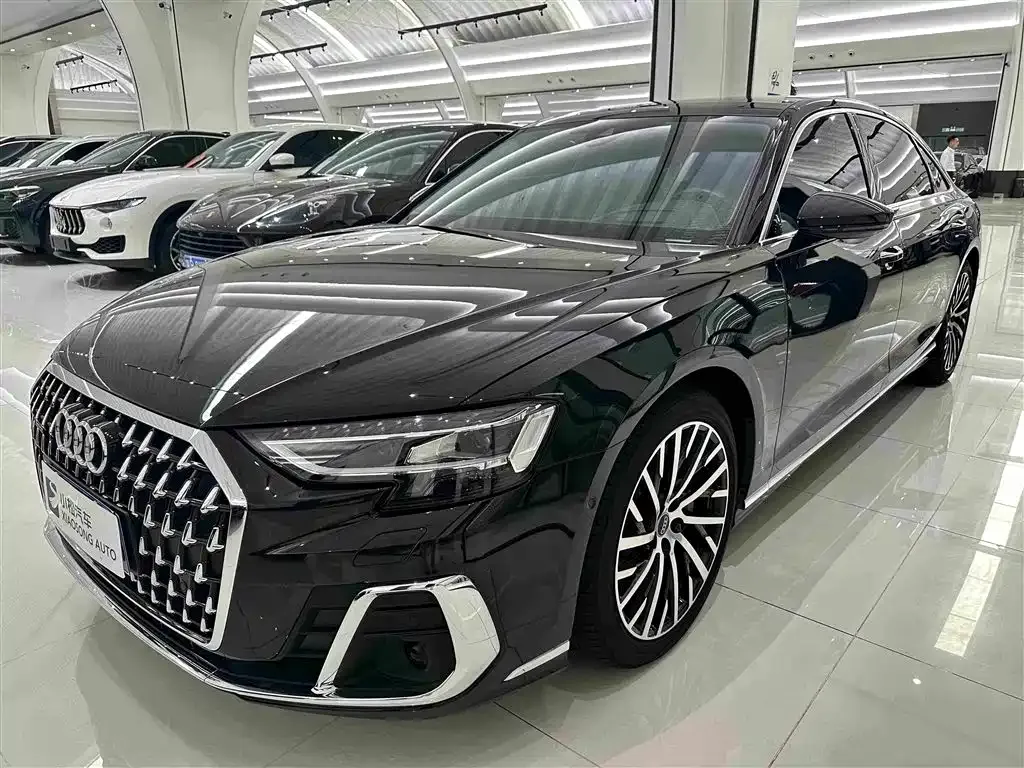 Audi A8 — фото 1