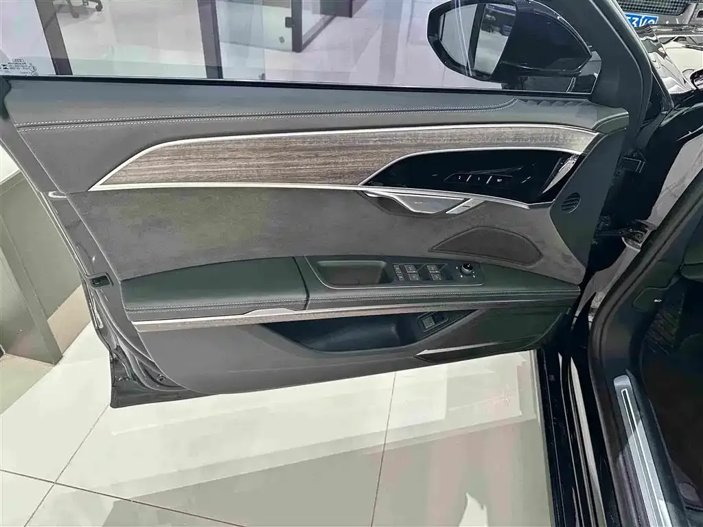 Audi A8 — фото 10
